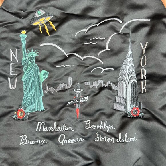 Urban Outfitters Embroidered New York City Souvenir Satin Bomber Jacket Size M - Picture 4 of 7